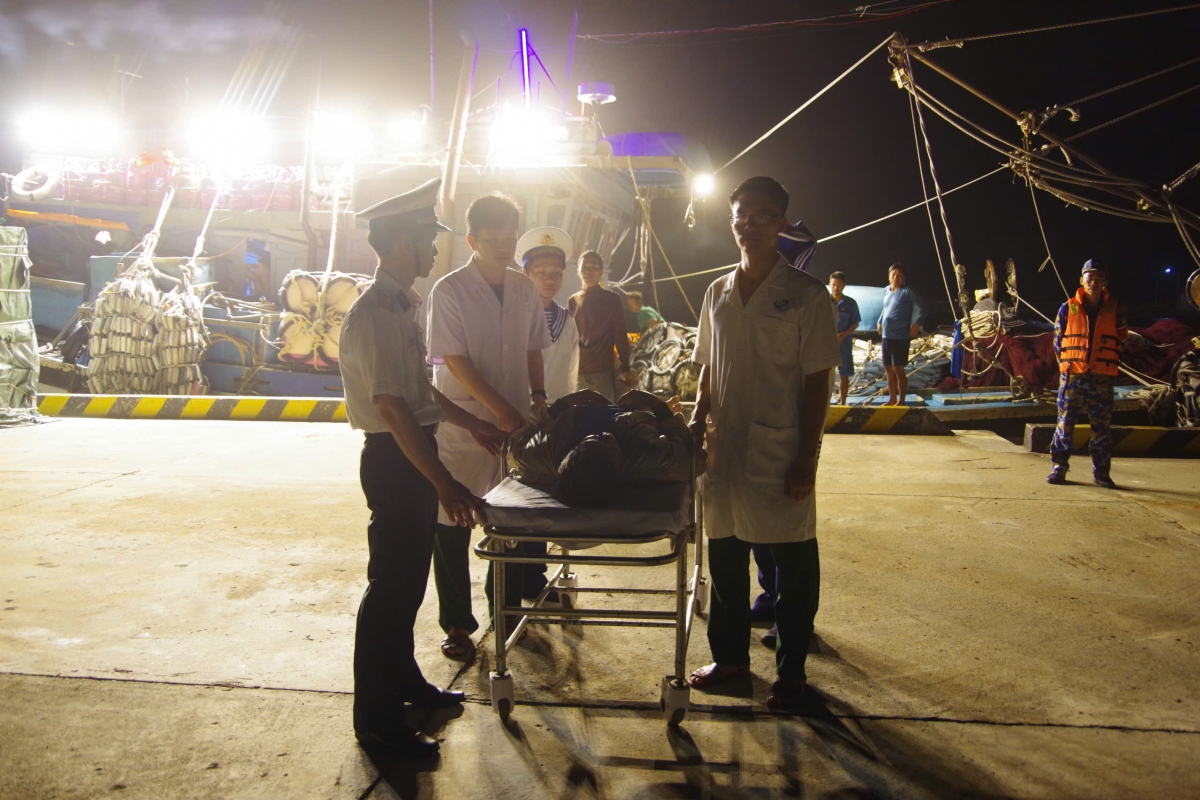 Tiếp nhận bệnh nhân từ cầu cảng 