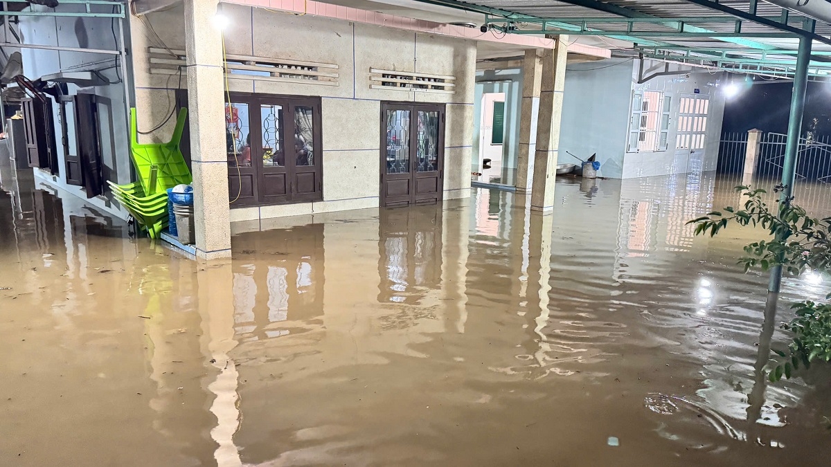 Nhiều khu vực nước ngập đến nửa căn nhà.