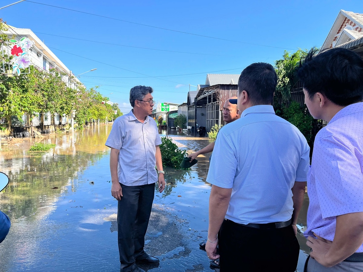 Đoàn công tác do ông Nguyễn Minh, Phó Chủ tịch UBND tỉnh Lâm Đồng đã đến kiểm tra tình hình ngập lụt và triển khai công tác ứng phó, khắc phục sự cố tại khu vực Bình Thuận (cũ)