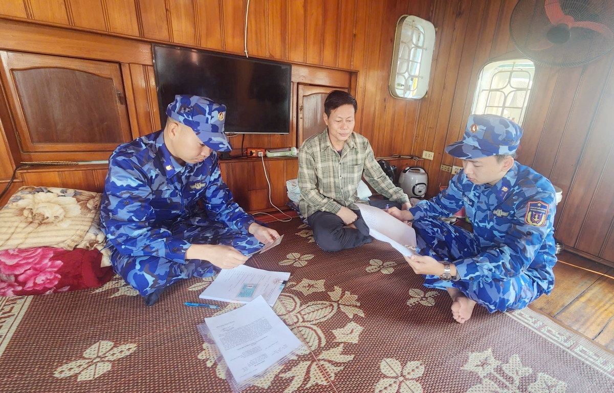 Tổ công tác làm việc với thuyền trưởng tàu HP 3533