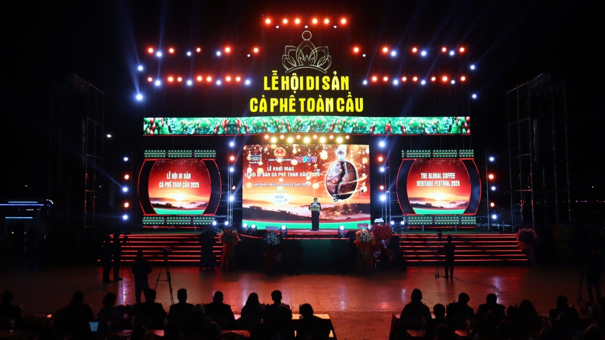 Lễ hội Di sản cà phê toàn cầu 2025 tại Quảng trường Lâm Viên Đà Lạt với không gian nghệ thuật, ánh sáng hiện đại, đậm bản sắc cà phê.