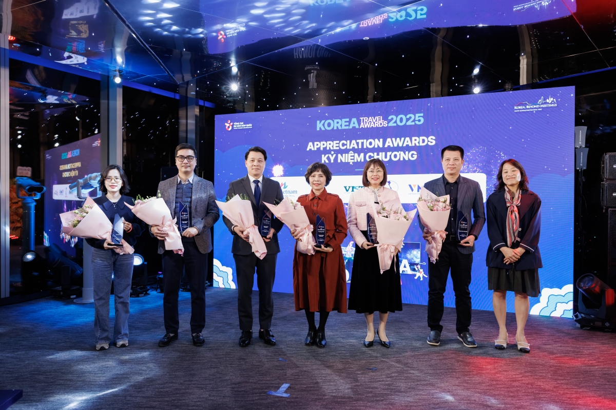 Tổng cục Du lịch Hàn Quốc tại Việt Nam trao kỷ niệm chương tại Korea Travel Night 2025