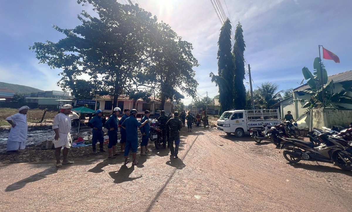 Triển khai lực lượng tại thôn Lâm Giang. Ảnh: C.A