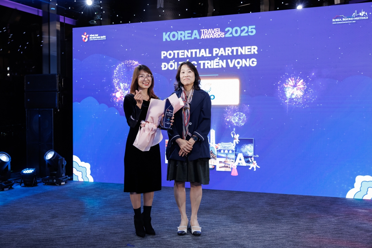 Trưởng đại diện Văn phòng Đại diện Tổng cục Du lịch Hàn Quốc tại Việt Nam vinh danh đối tác triển vọng