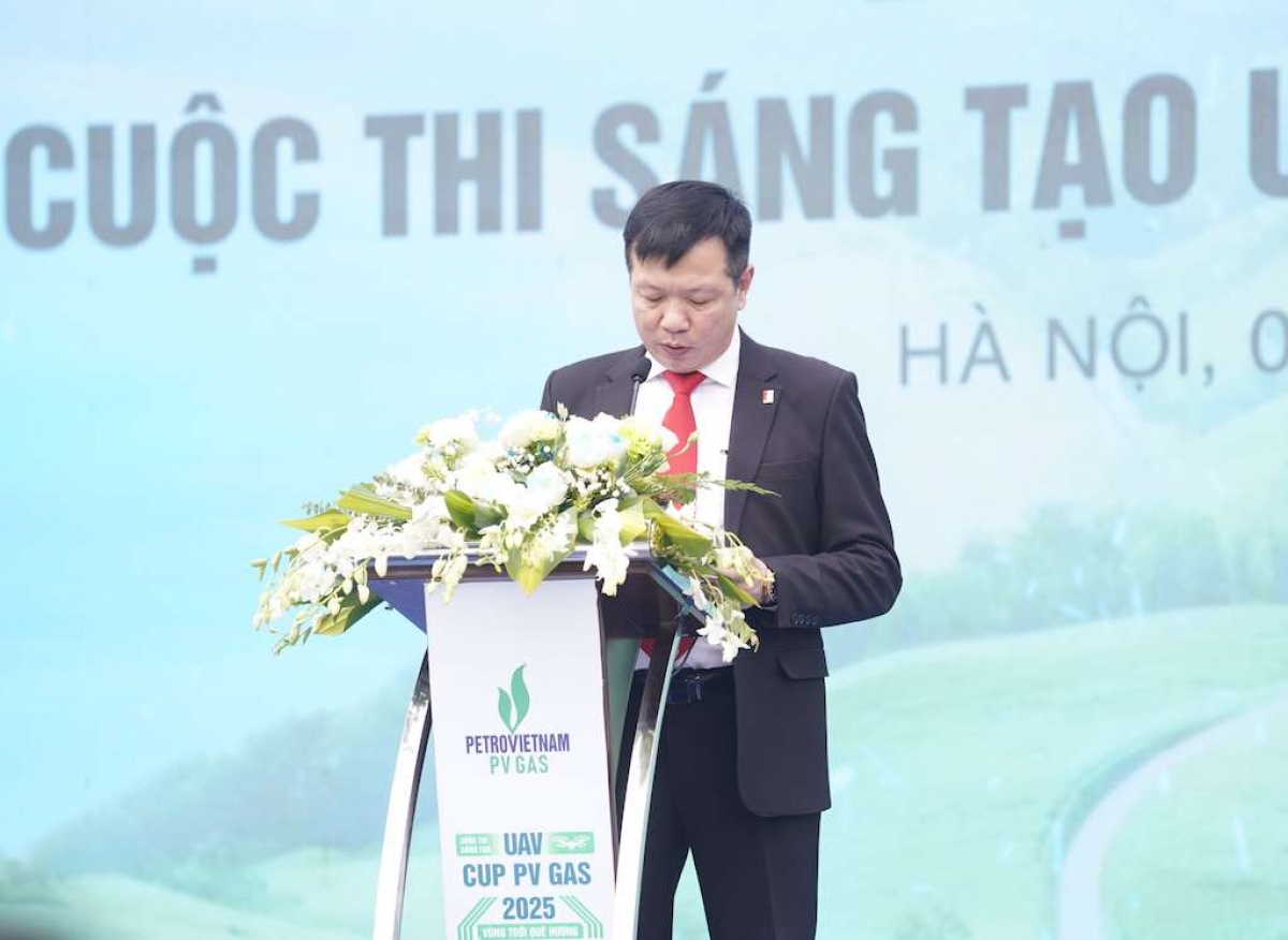 TS. Đinh Tấn Hưng – Viện trưởng Viện Công nghệ không gian và dưới nước (Đại học Bách Khoa Hà Nội) phát biểu tại lễ khai mạc