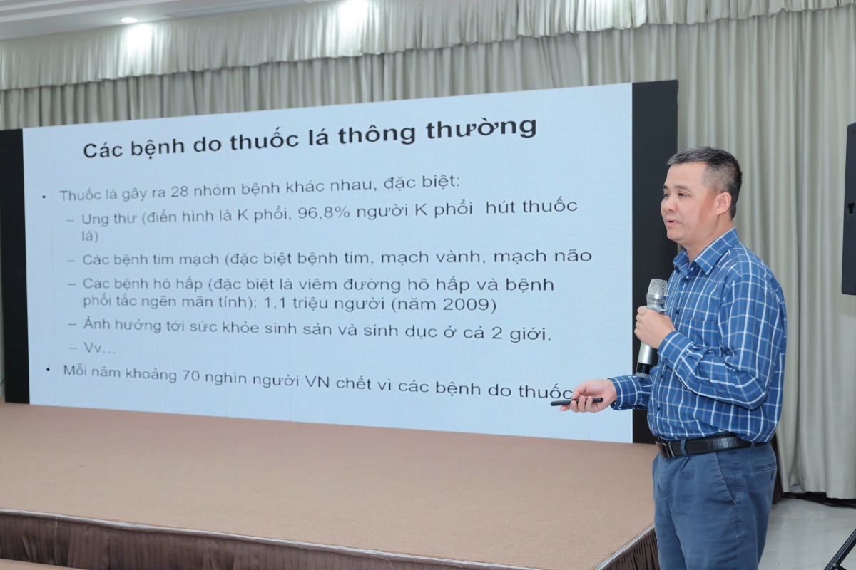 TS. Nguyễn Trung Nguyên – Giám đốc Trung tâm chống độc, Bệnh viện Bạch Mai trình bày tham luận tại Hội thảo