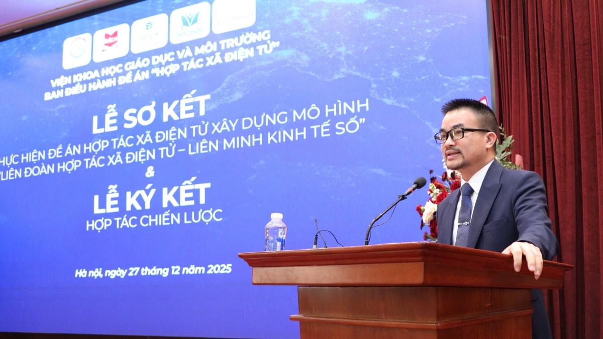 Viện trưởng Viện Khoa học Giáo dục và Môi trường Nguyễn Văn Khương phát biểu tại buổi lễ