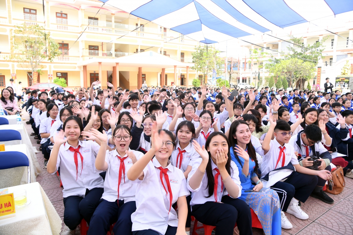 Cuộc thi diễn ra sôi nổi với sự tham gia hào hứng của các em học sinh