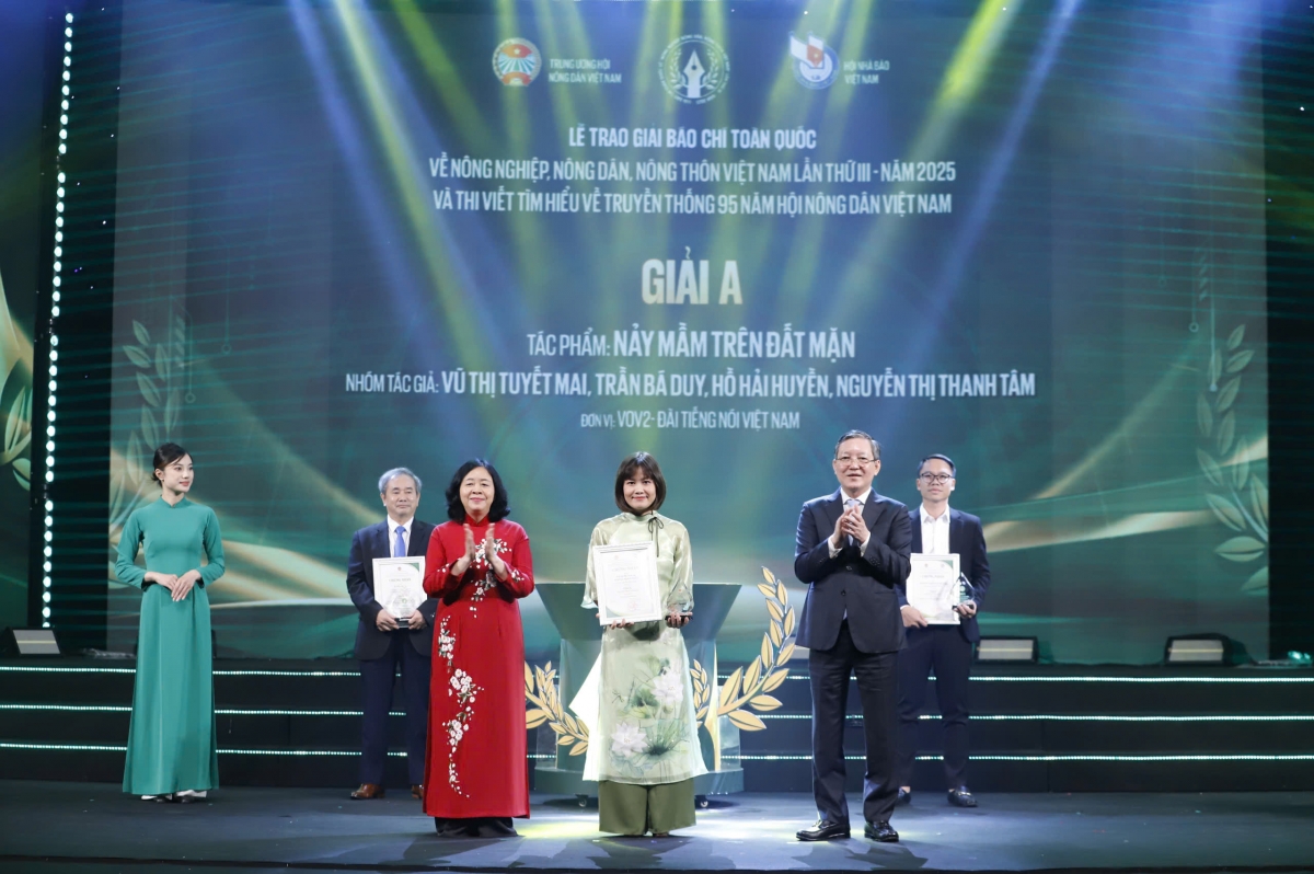 Đại diện nhóm tác giả của Đài Tiếng nói Việt Nam nhận giải 