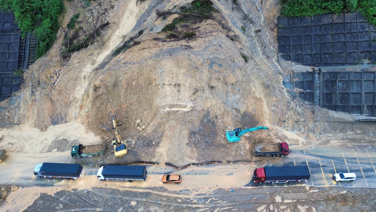 Xử lý sạt trượt ta luy dương trên cao tốc La Sơn- Hòa Liên (nối Huế- Đà Nẵng)