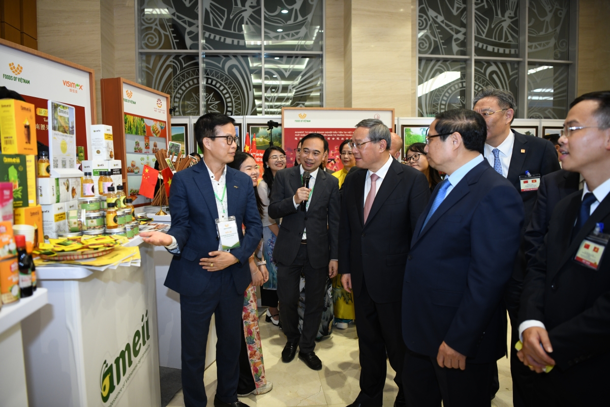 Hai Thủ tướng tham quan triển lãm một số sản phẩm nông nghiệp Việt Nam xuất khẩu sang Trung Quốc (Ảnh: Công ty CP Ameii Việt Nam) 
 