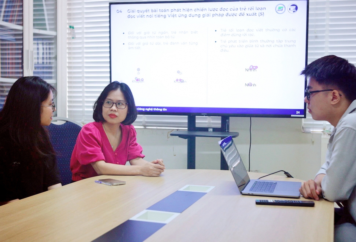 TS Ngô Thị Duyên (giữa) cùng nhóm nghiên cứu tại Phòng thí nghiệm Tương tác người – máy, Khoa Công nghệ thông tin, Trường Đại học Công nghệ, Đại học Quốc gia Hà Nội_nguồn Đại học Quốc gia HN