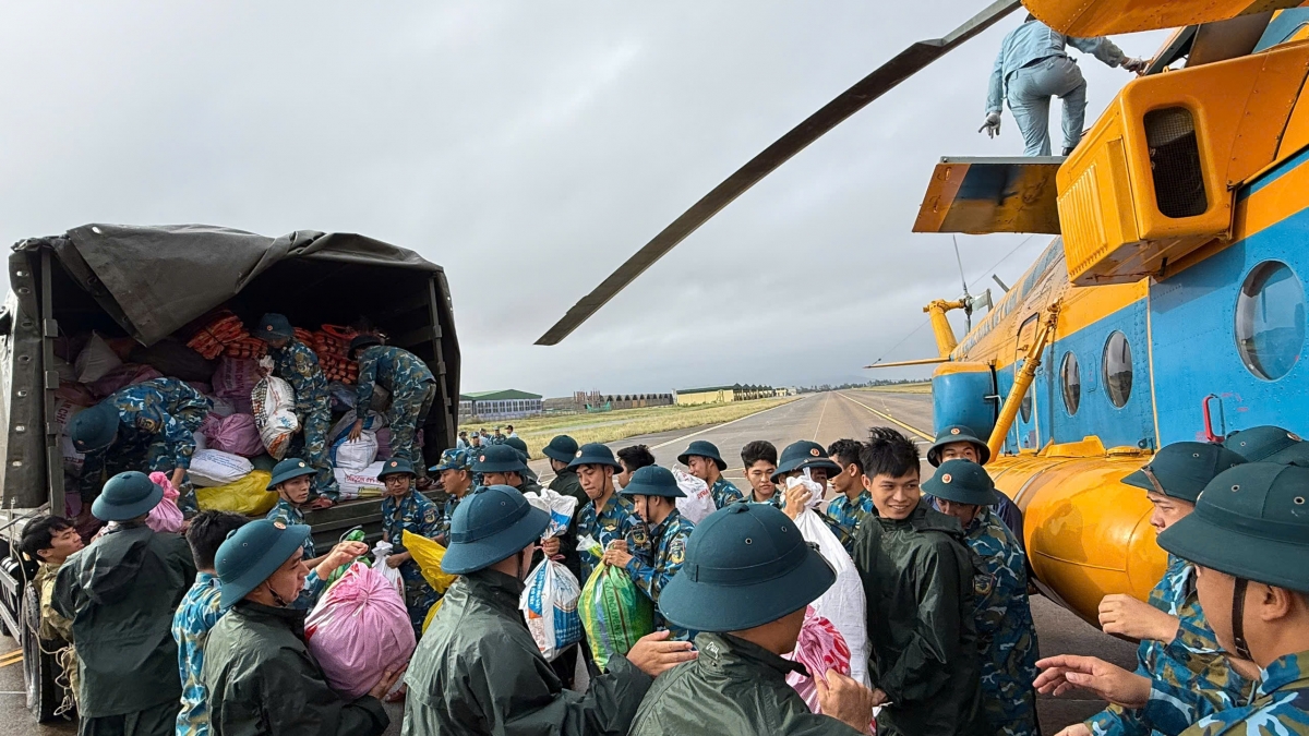 Lực lượng quân đội luôn có mặt kịp thời cùng các đoàn thiện nguyện vận chuyển hàng hóa giúp người dân vùng lũ