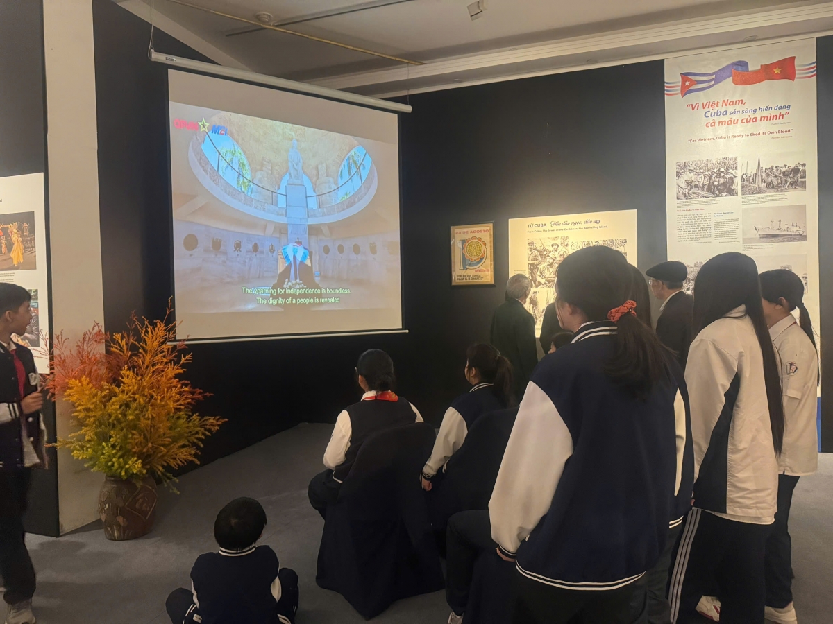 Học sinh trường THCS Trưng Vương chăm chú xem tư liệu về các hoạt động kỷ niệm 65 năm quan hệ ngoại giao giữa hai nước cấp Nhà nước và các tổ chức