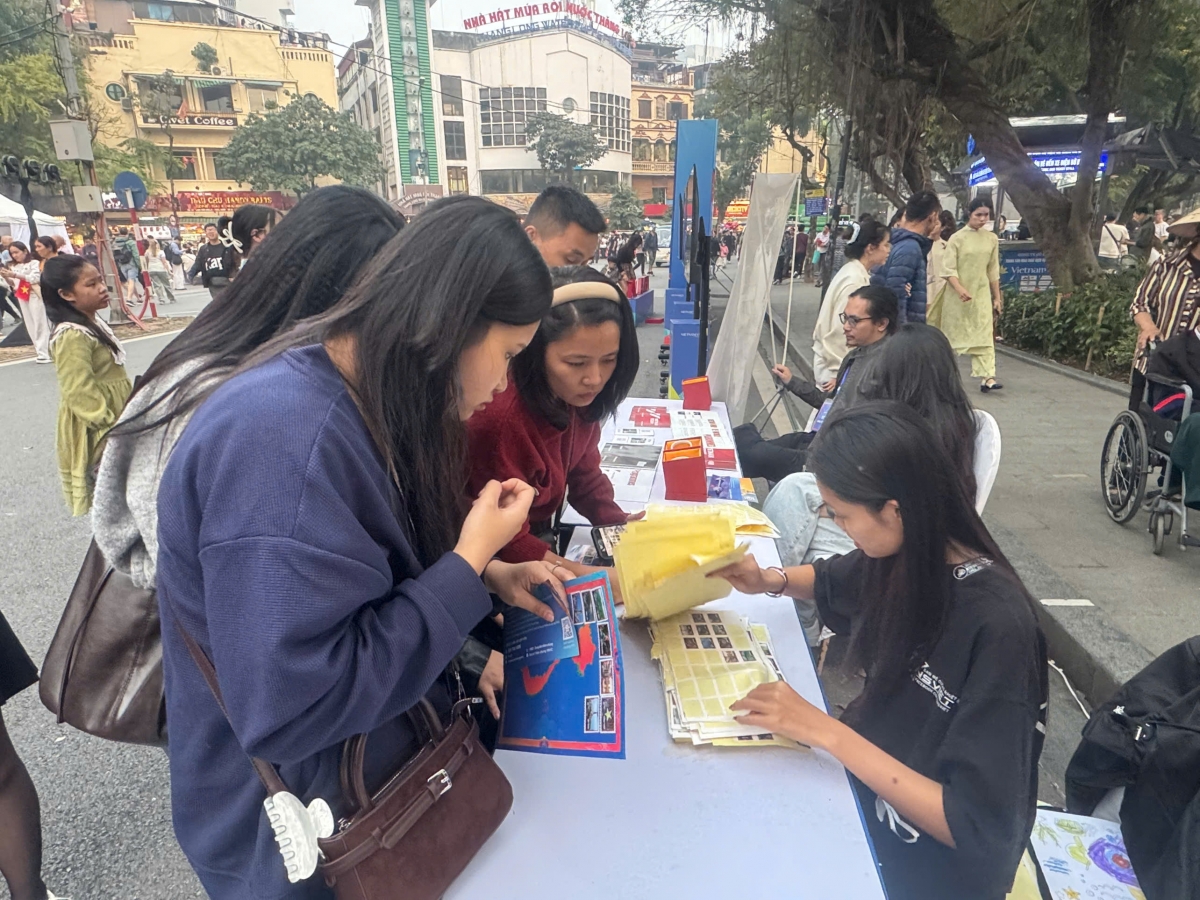 Ở mỗi không gian trải nghiệm, người dân và du khách được phát 2 tem tương ứng với các tỉnh thành và dán trực tiếp lên bản đồ