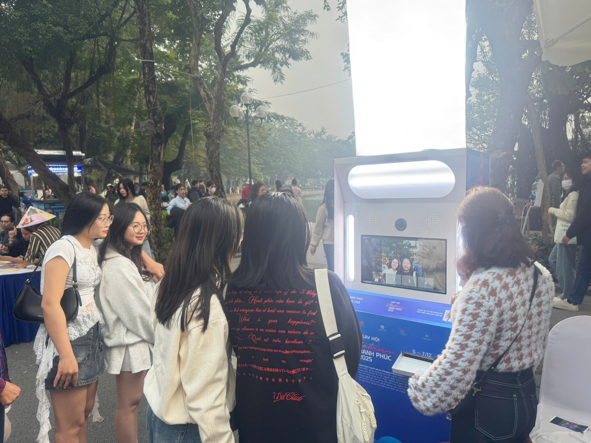 Du khách lưu lại kỷ niệm cùng người thân tại booth chụp ảnh miễn phí