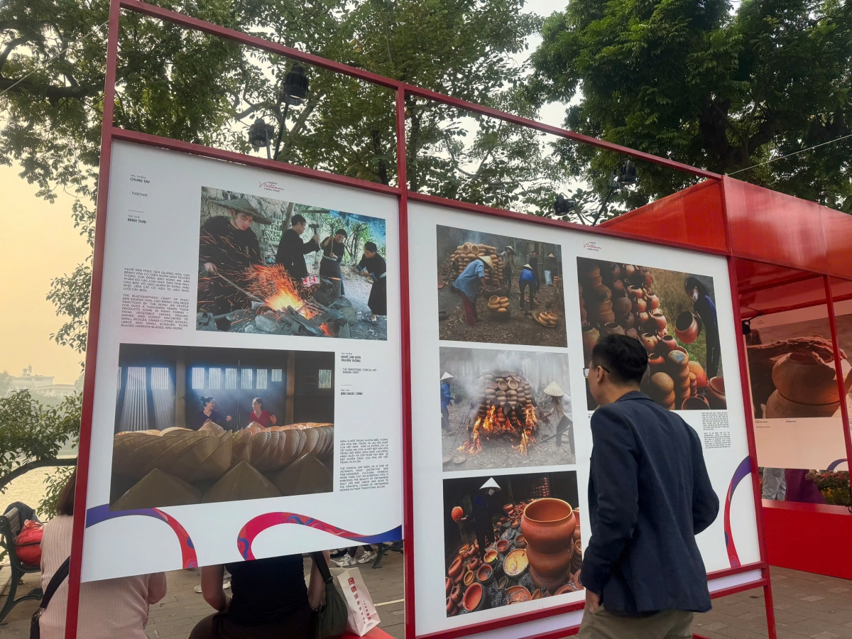 Du khách tham quan và tìm hiểu các làng nghề truyền thống của Việt Nam