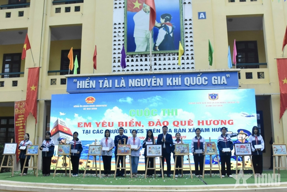 Trao giải Cuộc thi vẽ tranh về chủ đề “Biển, đảo của Tổ quốc - Bộ đội Cụ Hồ - Cảnh sát biển Việt Nam”. 