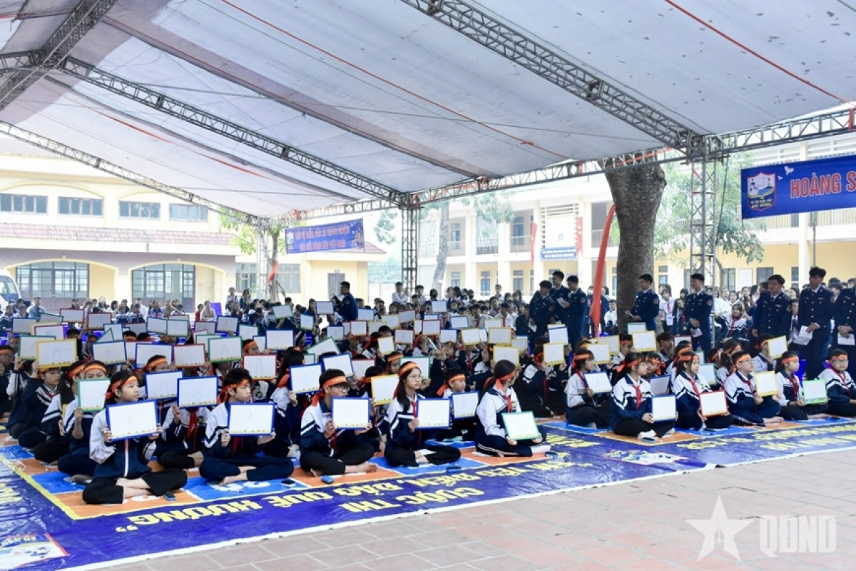 Các em học sinh tại Hà Nội hào hứng với cuộc thi Em yêu biển đảo quê hương