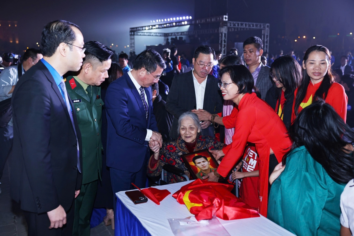 Trao tặng ảnh liệt sĩ được phục dựng cho các gia đình liệt sĩ