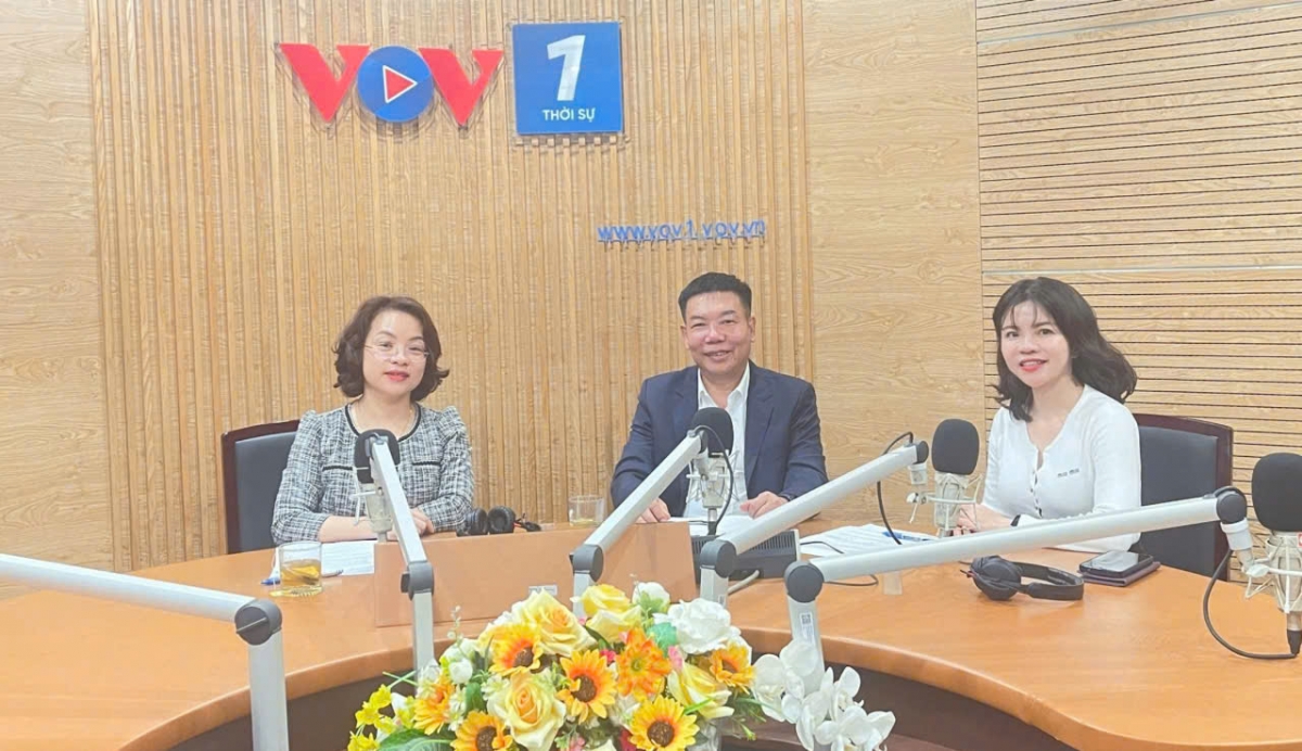 Từ trái qua: TS Phan Thuý /Hiền, Thầy thuốc ưu tú, Ths Đỗ Tiến Sỹ và BTV chương trình