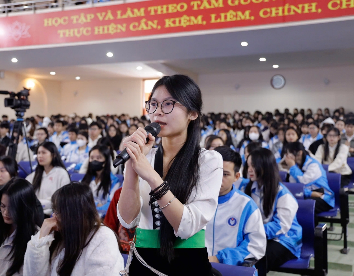 Sinh viên trao đổi, thể hiện quan điểm về bình đẳng giới tại toạ đàm truyền thông "Thắp sáng tương lai"