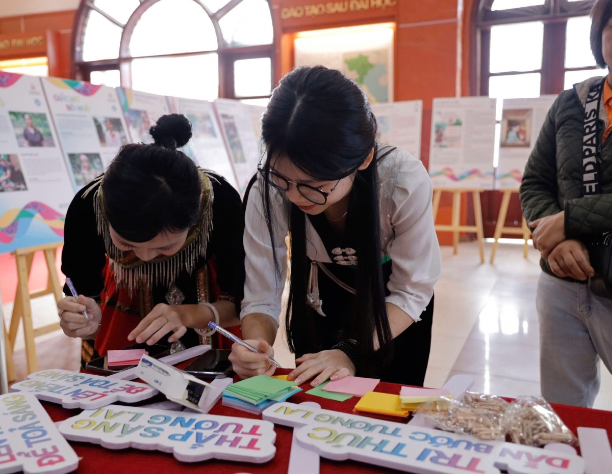 Sinh viên tham gia hoạt động tại khu vực tương tác, nơi người xem có thể chia sẻ quan điểm, nhắn gửi thông điệp của mình về bình đẳng giới 

                                                                                                   Thuỷ Tiên/VOV1