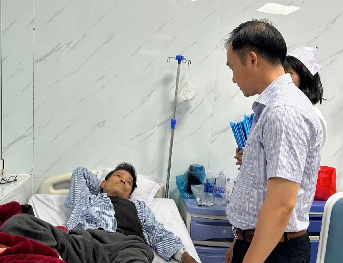 Lãnh đạo Sở Y tế tỉnh Quảng Ngãi thăm hỏi người dân nghi bị ngộ độc thực phẩm sau khi ăn bánh mì Hồng Vân.