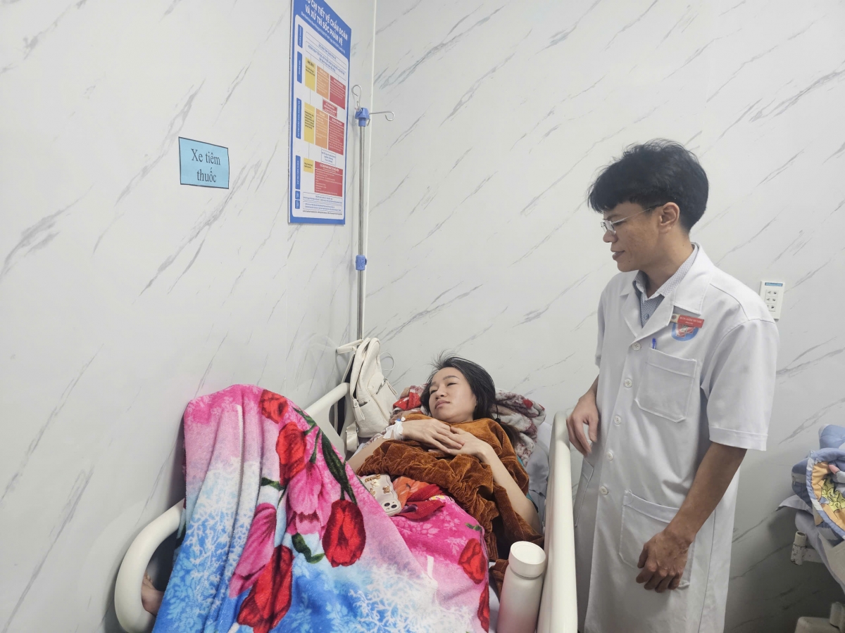 Bác sĩ thăm khám cho bệnh nhân bị ngộ độc thực phẩm.