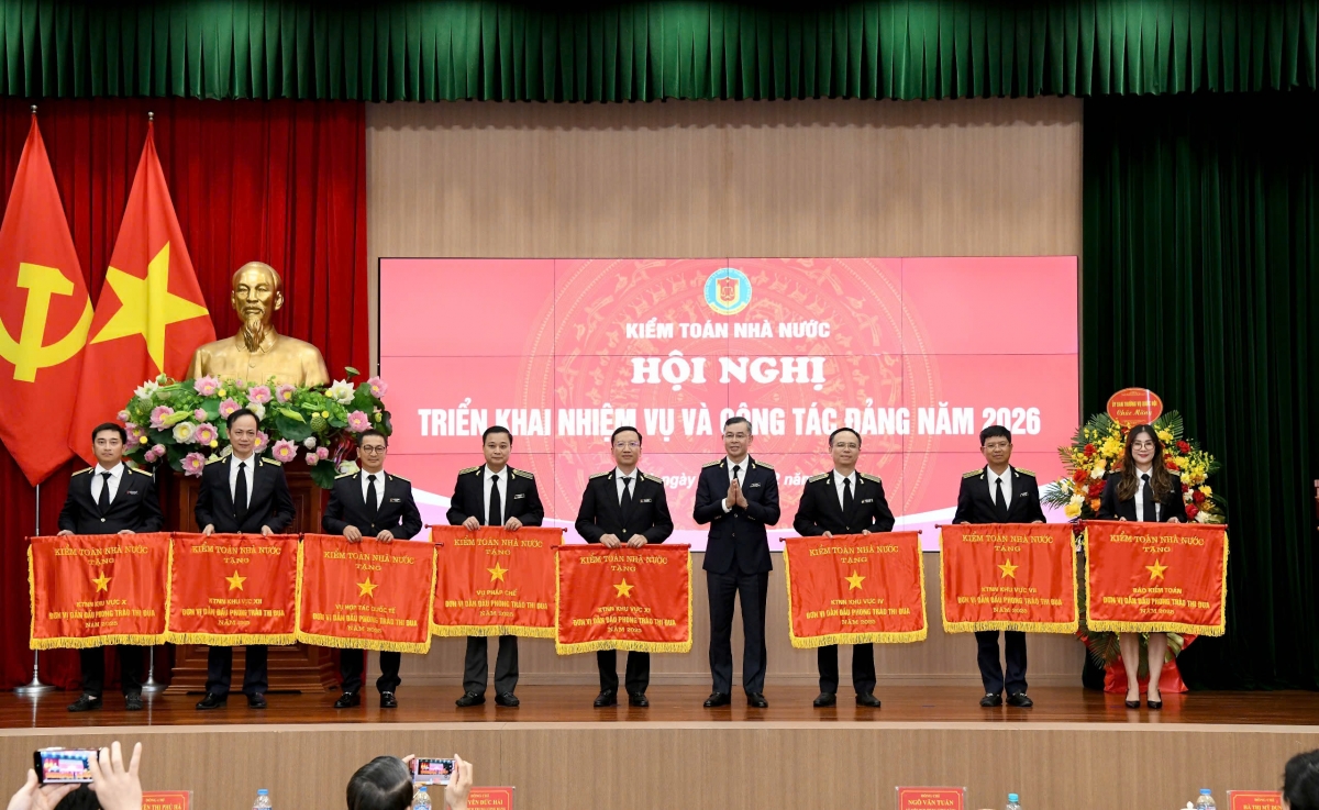 Tổng Kiểm toán nhà nước Ngô Văn Tuấn tặng “Cờ thi đua của KTNN” cho 8 tập thể cấp Vụ có thành tích xuất sắc trong phong trào thi đua năm 2025.