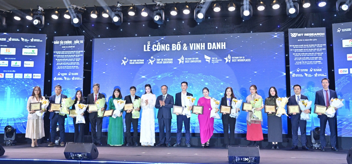 Ban tổ chức trao kỷ niệm chương cho các nhà tài trợ tại chương trình