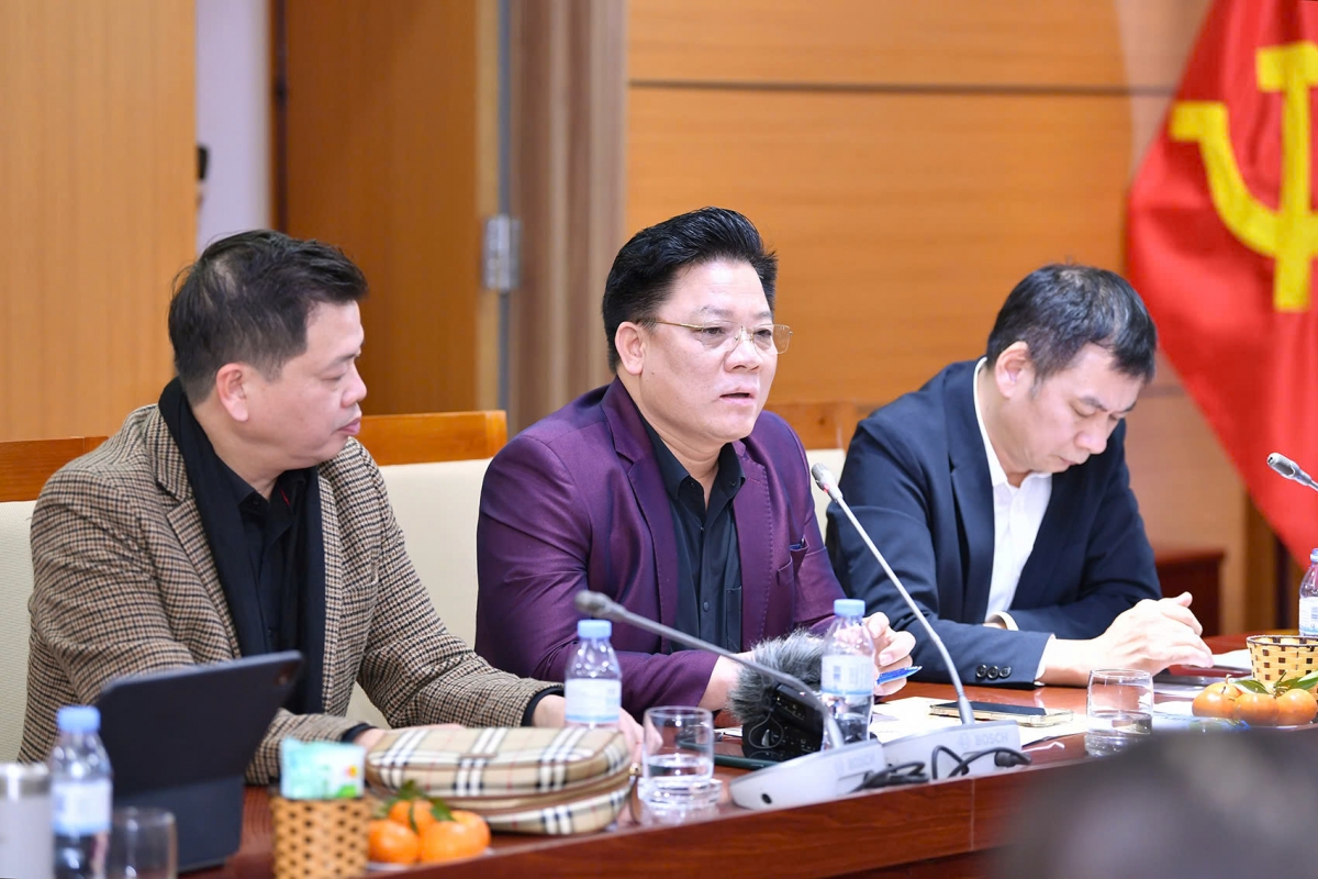 NSND Văn Chương,Trưởng ban Văn học Nghệ thuật – Âm nhạc (VOV3) phát biểu tại họp báo