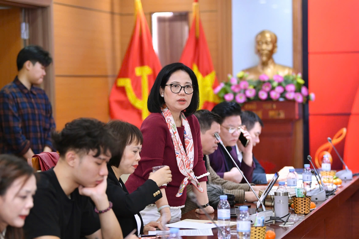 Bà Nguyễn Kha Thoa, Giám đốc Trung tâm Quảng cáo và Dịch vụ truyền thông, Đài Tiếng nói Việt Nam thông tin về chương trình nghệ thuật đặc biệt tại họp báo