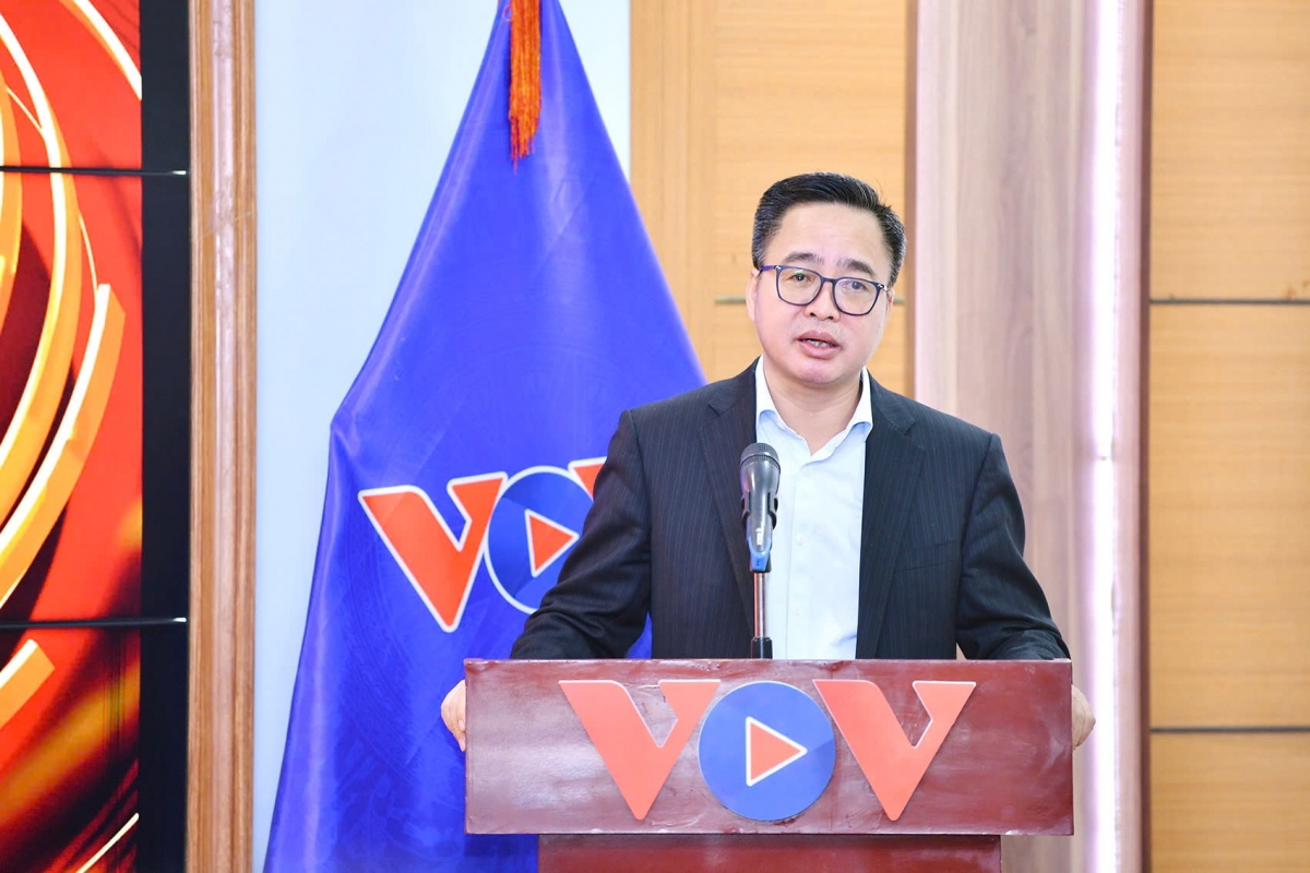 Ông Phạm Mạnh Hùng, Phó Tổng Giám đốc Đài Tiếng nói Việt Nam thông tin về chương trình nghệ thuật tại họp báo