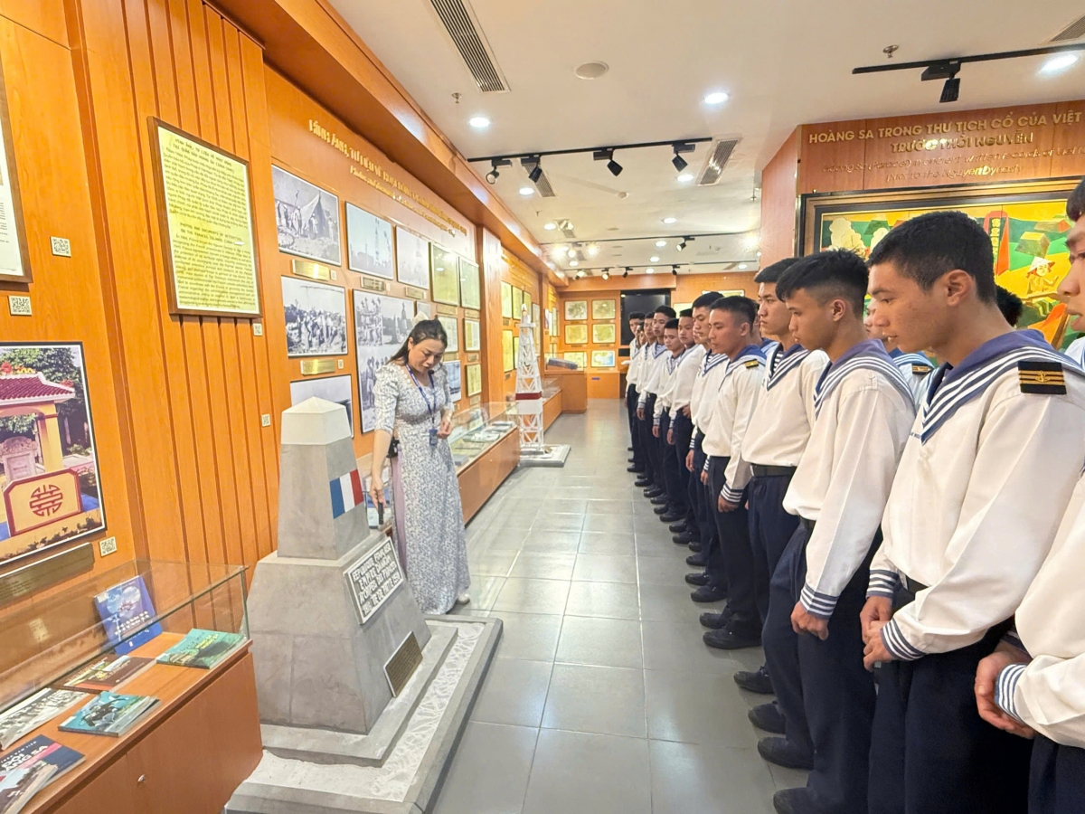 Các chiến sĩ Lữ đoàn 680 tham quan tại bảo tàng Hoàng Sa, Đà Nẵng