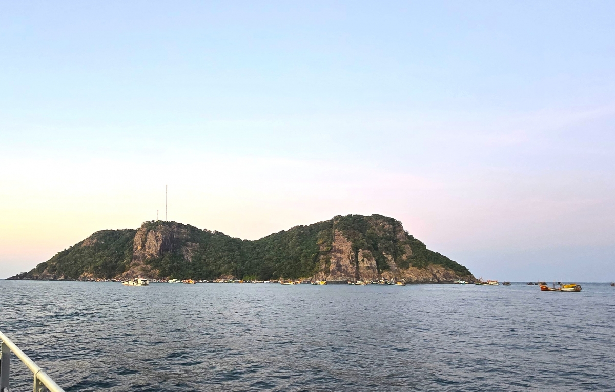 Khu bảo tồn biển của tỉnh Cà Mau rộng 27.000ha, quanh các cụm đảo Hòn Khoai, Hòn Chuối và Đá Bạc