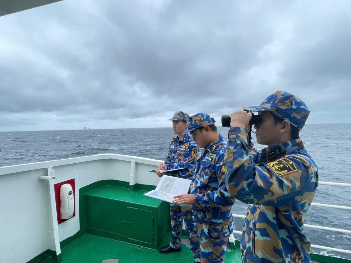 Cán bộ, chiến sĩ Tàu Trường Sa 04, Lữ đoàn 125 tăng cường quan sát, phát hiện các mục tiêu trên biển