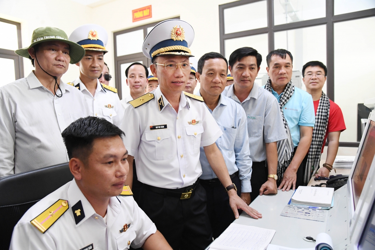 Chuẩn Đô đốc Ngô Văn Thành và lãnh đạo các tỉnh, thành phố kiểm tra, động viên kíp trực Trạm ra đa 595, Trung đoàn 551