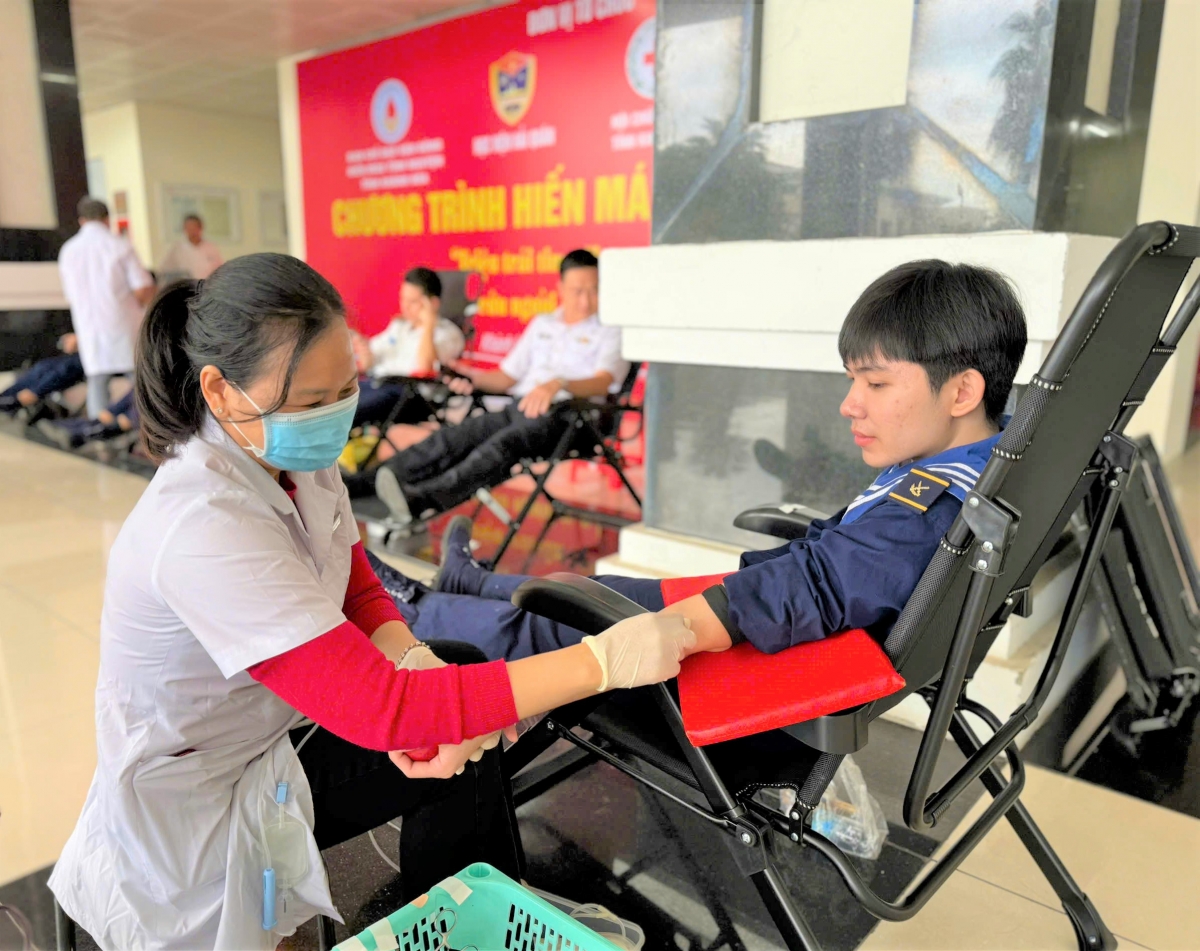 Hạ sĩ Nguyễn Trung Trực, chiến sĩ nuôi quân, Hệ 1, Học viện Hải quân tham gia hiến máu tình nguyện.