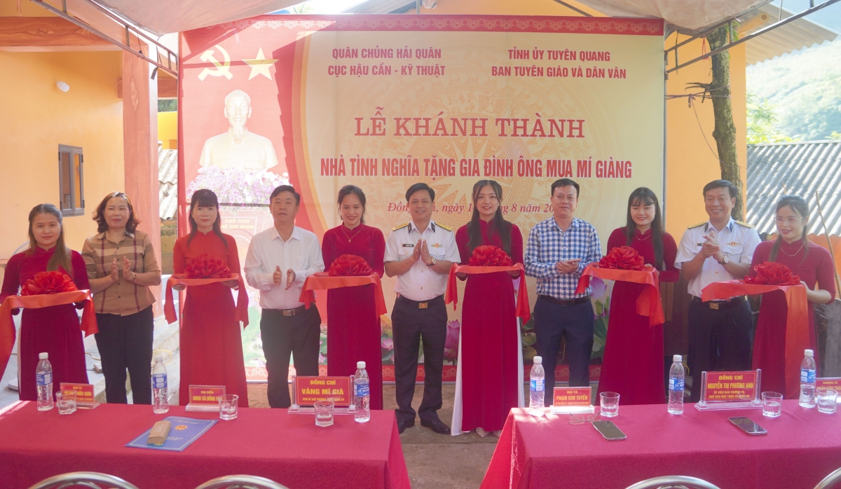 Đại tá Phạm Kim Tuyến cùng chính quyền địa phương cắt băng khánh thành tặng nhà tình nghĩa cho gia đình chính sách tại tỉnh Ninh Bình