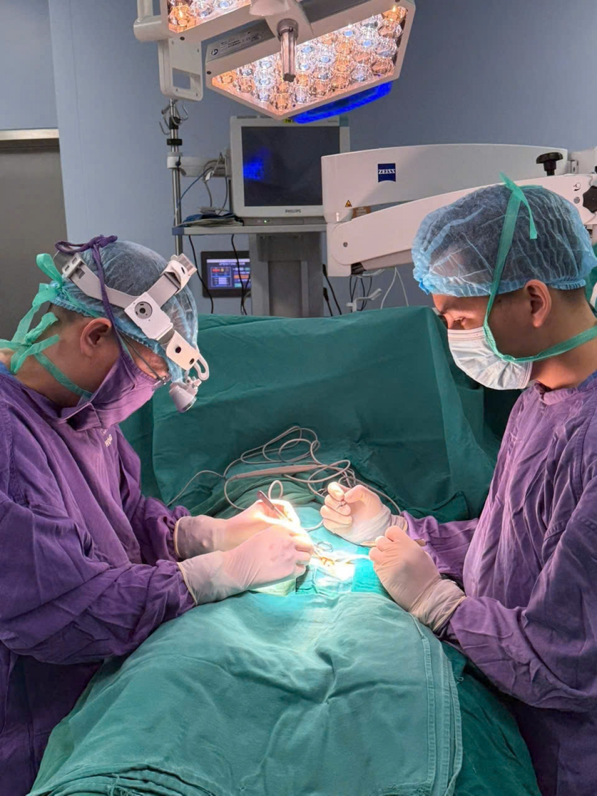 Các Bác sĩ Khoa Nam học, BV Trung ương Quân đội 108 phẫu thuật cho người bệnh