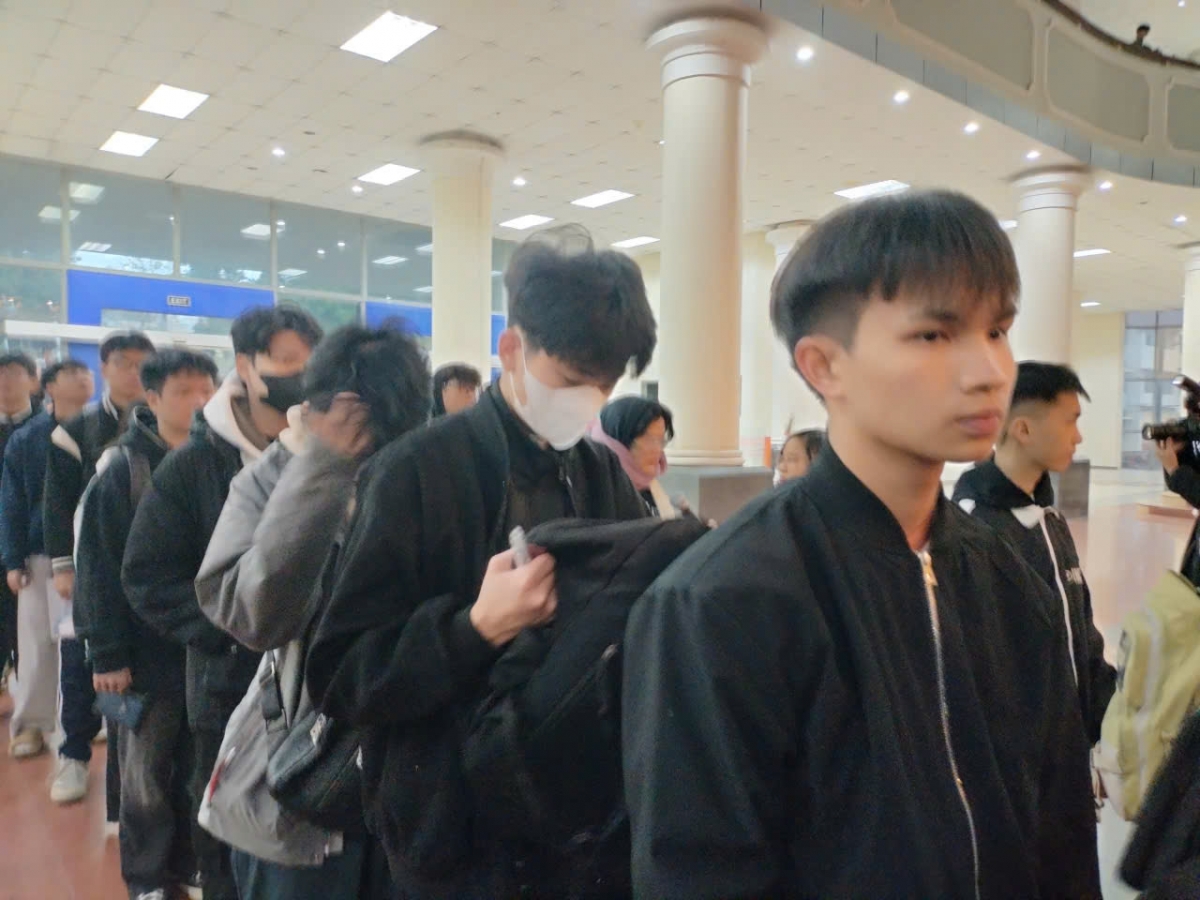 Thí sinh xếp hạng gửi đồ cá nhân trước khi vào khu vực kiểm tra an ninh và check-in