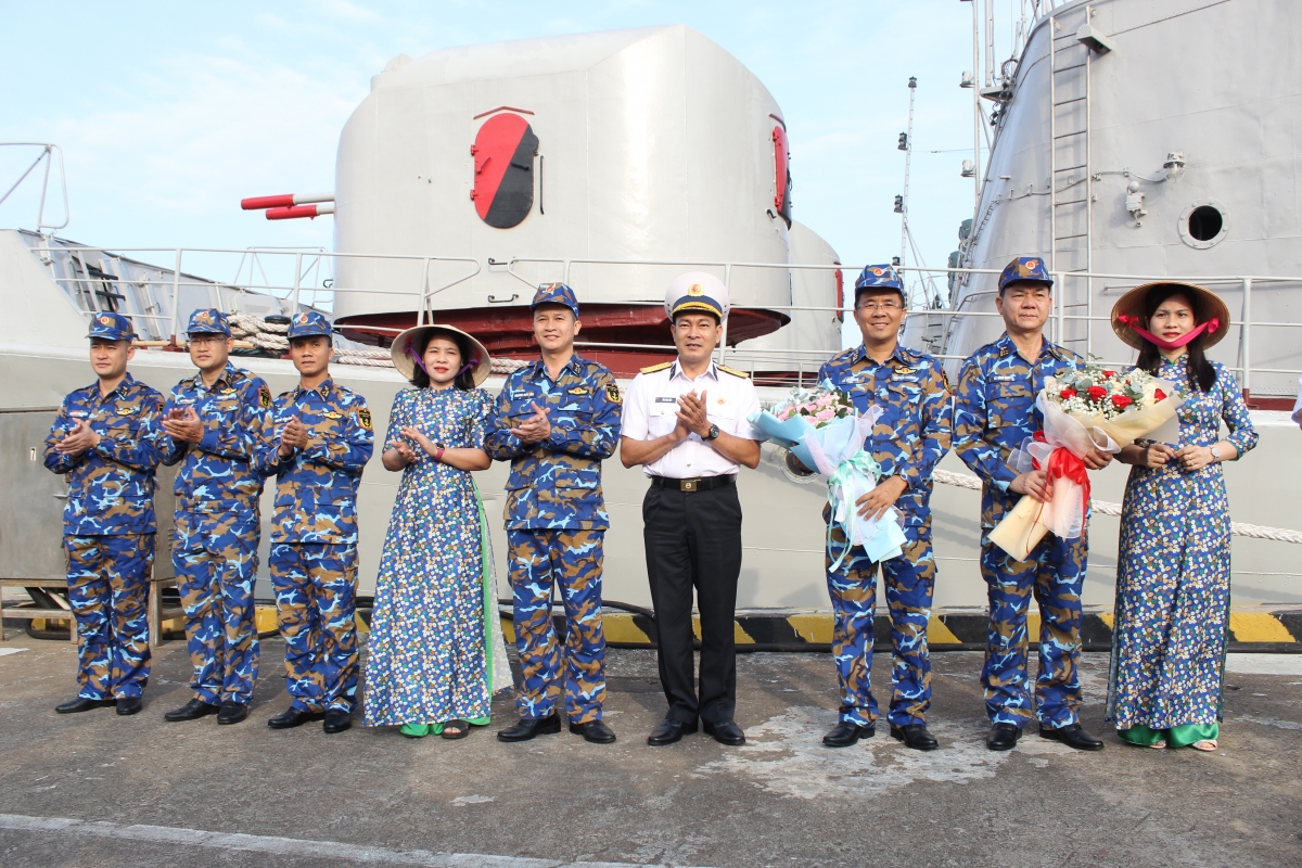 Thủ trưởng Lữ đoàn 171 tặng hoa đoàn công tác và Tàu 17