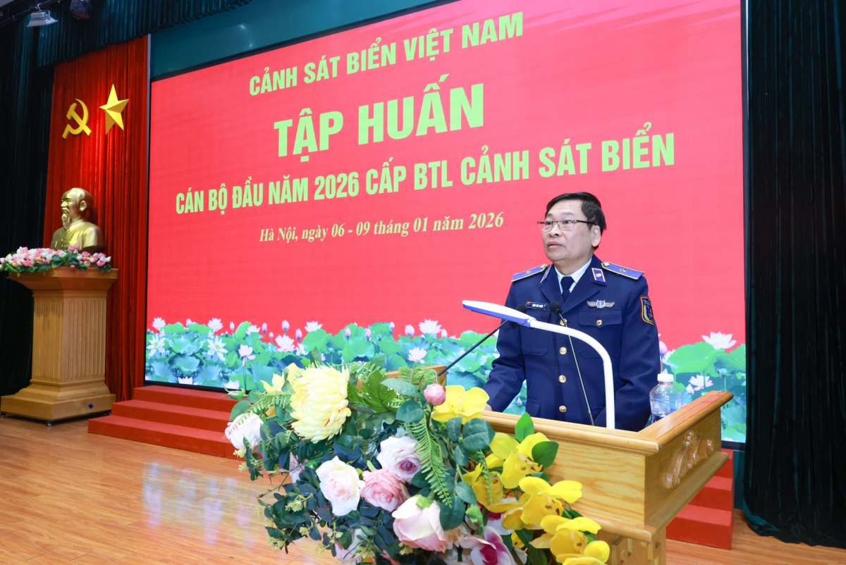 Thiếu tướng Trần Văn Xuân - Phó Chính ủy Cảnh sát biển Việt Nam phát biểu chỉ đạo.