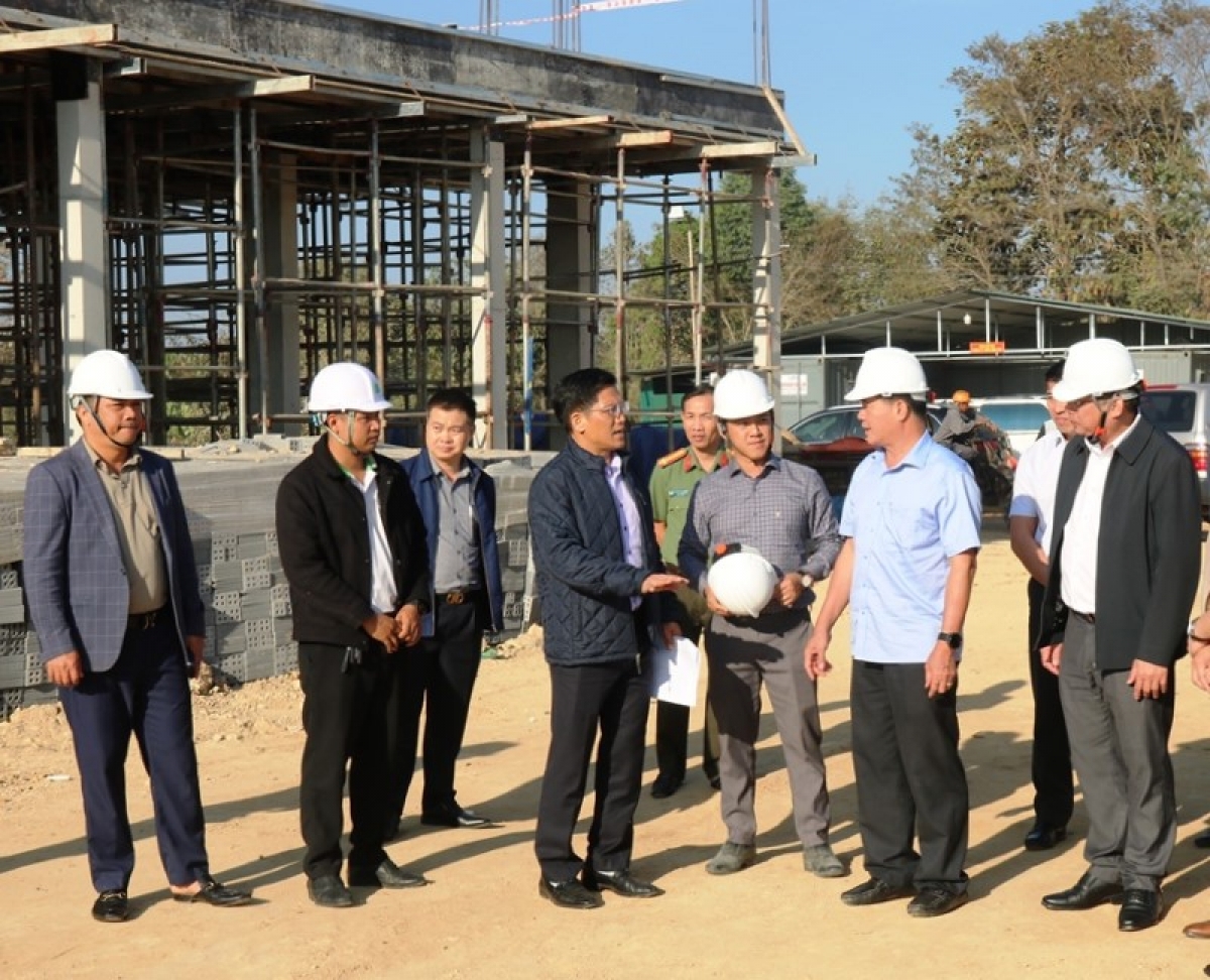 Ông Nguyễn Thiên Văn, Phó Chủ tịch UBND tỉnh Đắk Lắk (thứ hai từ phải sang), kiểm tra tiến độ thi công tại điểm xây dựng Trường Nội trú Buôn Đôn.
