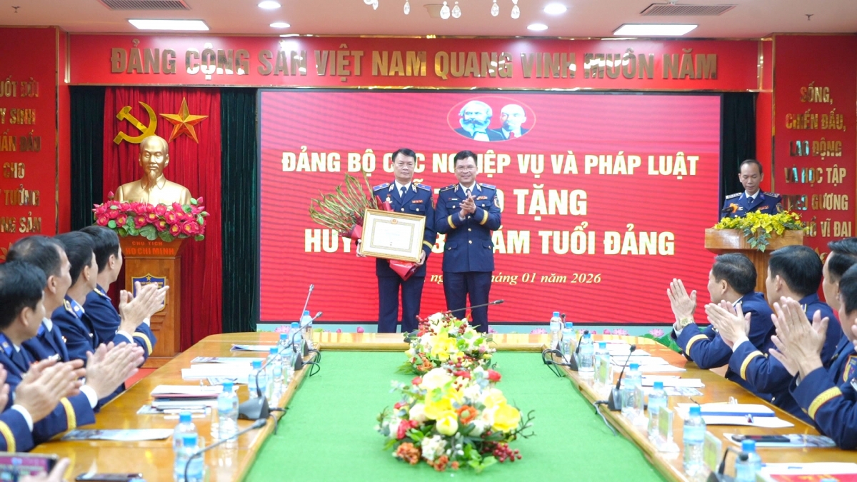 Thiếu tướng Lê Đình Cường, Tư lệnh Cảnh sát biển trao quyết định và tặng hoa chúc mừng Thiếu tướng Lương Đình Hưng.