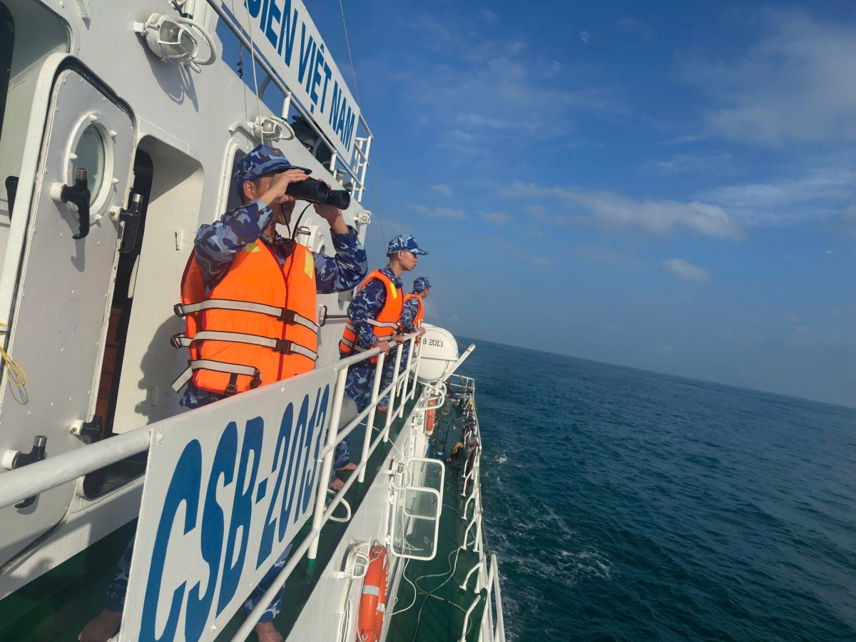 Tàu trực trên biển luôn duy trì nghiêm tuần tra kiểm tra kiểm soát trên biển