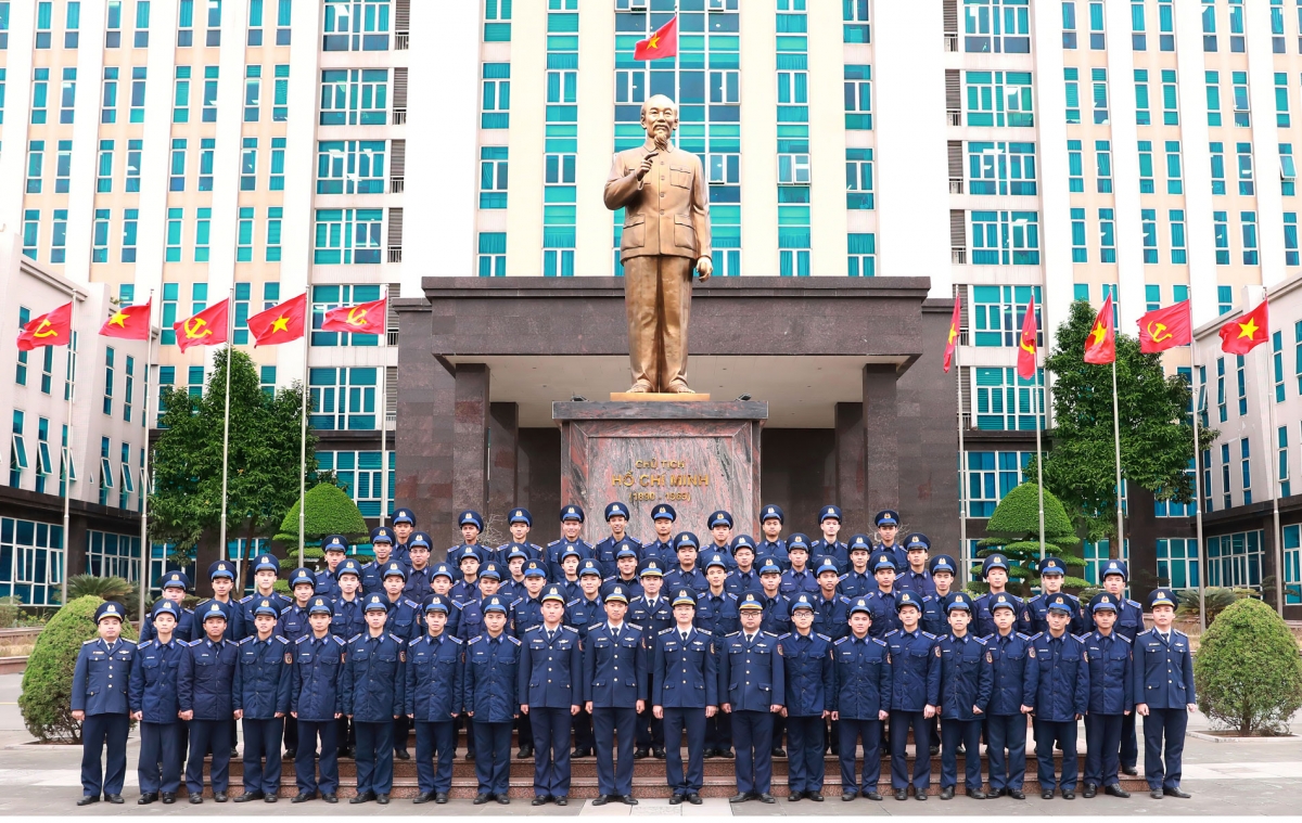 Chiến sĩ Đại đội vệ binh Bộ Tham mưu Cảnh sát biển chụp ảnh lưu niệm trước ngày xuất ngũ.