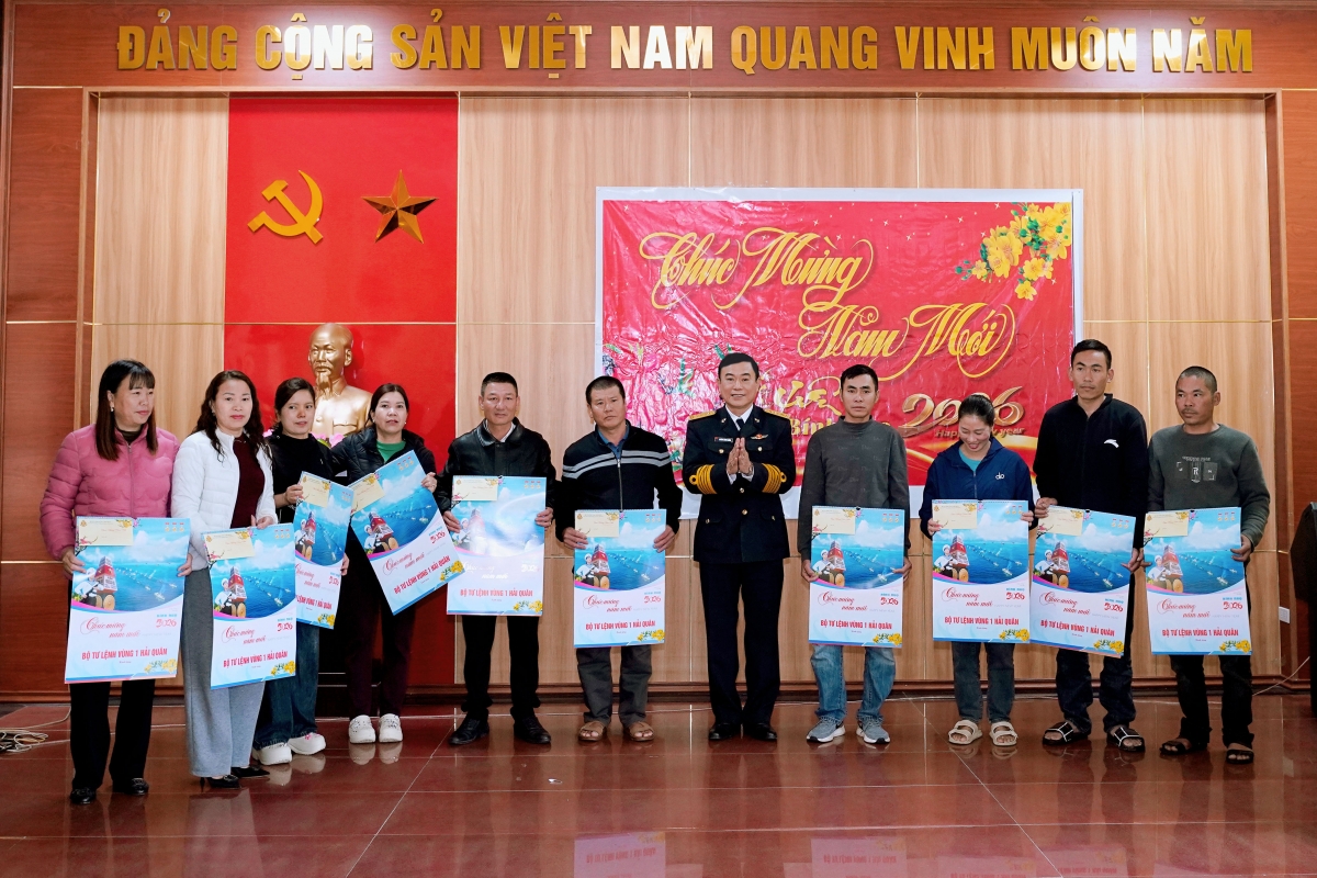 Đoàn công tác tặng quà nhân dân trên đảo Trà Bản