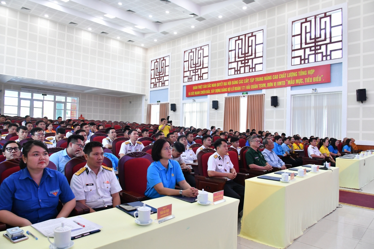 Các đại biểu tham dự chương trình giao lưu